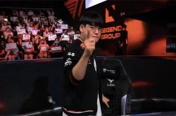 足球直播在线观看-KT翻盘HLE，Faker开启传奇时刻顶尖较量四强赛，技惊四座的简单介绍